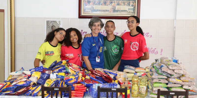 Estudantes do Colégio Sacramentinas e o Conselho Estadual de Educação arrecadam mais de duas toneladas de alimentos para o Bahia Sem Fome