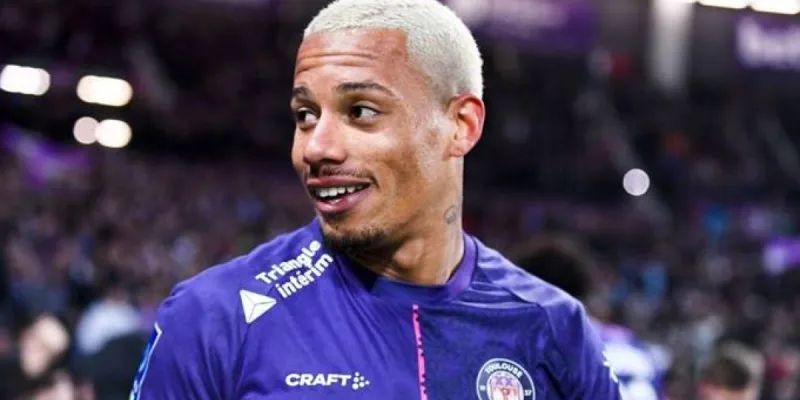 Fechado com o Bahia, atacante Rafael Ratão desembarca em Salvador