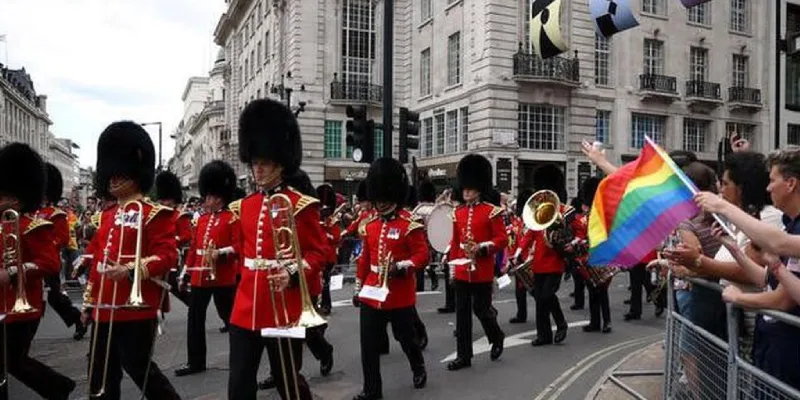 Premiê britânico pede desculpas a veteranos militares LGBT